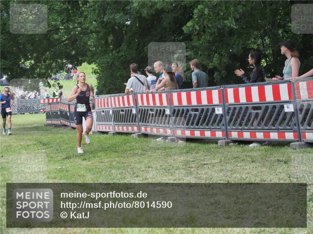 21.06.2025 - 27. Vierlanden-Triathlon KatJ http://msf.ph/oto/8014590 15.06.2025 13:12:38 Ziel 81, 934 meine-sportfotos.de