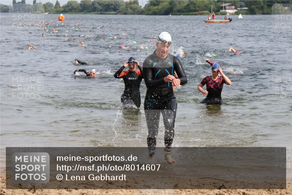 15.06.2025 - 27. Vierlanden-Triathlon Lena Gebhardt http://msf.ph/oto/8014607 15.06.2025 10:14:36 Schwimmen 546, 559, 565, 609, 615 meine-sportfotos.de