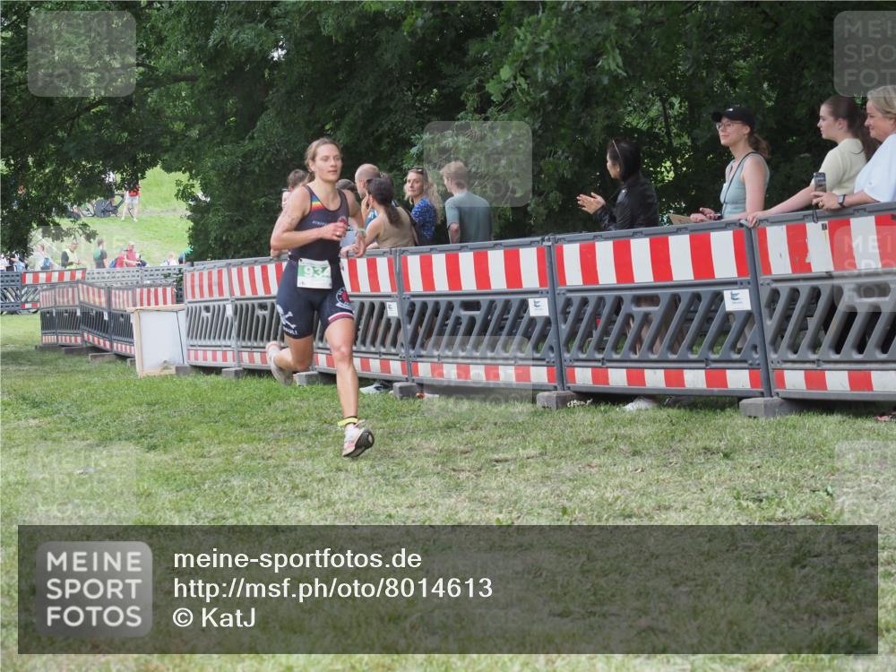 21.06.2025 - 27. Vierlanden-Triathlon KatJ http://msf.ph/oto/8014613 15.06.2025 13:12:39 Ziel 81, 934 meine-sportfotos.de