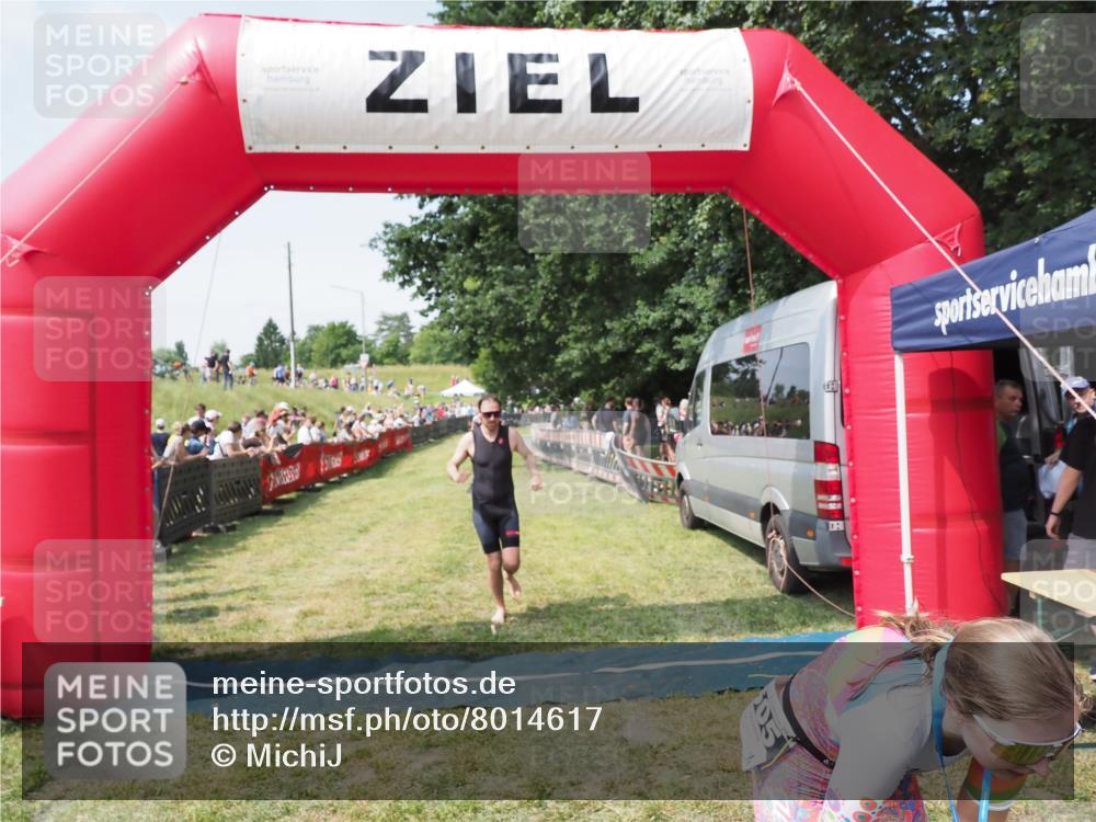 21.06.2025 - 27. Vierlanden-Triathlon MichiJ http://msf.ph/oto/8014617 15.06.2026 11:31:19 Ziel 180, 597, 605 meine-sportfotos.de