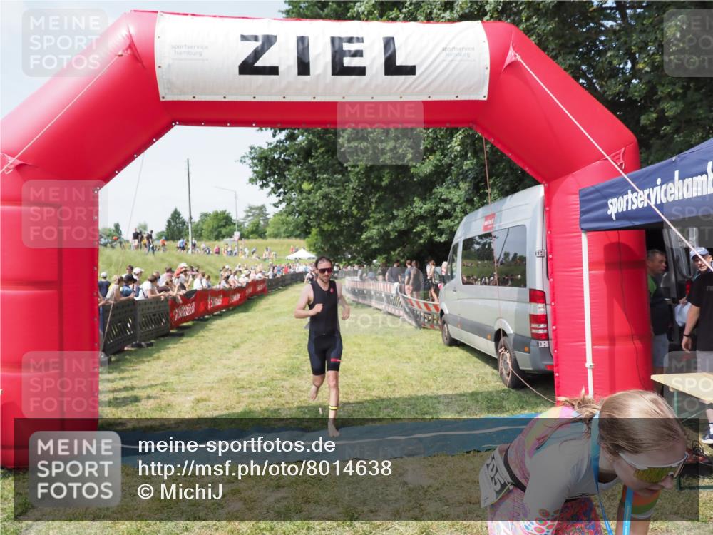 21.06.2025 - 27. Vierlanden-Triathlon MichiJ http://msf.ph/oto/8014638 15.06.2026 11:31:19 Ziel 180, 597, 605 meine-sportfotos.de