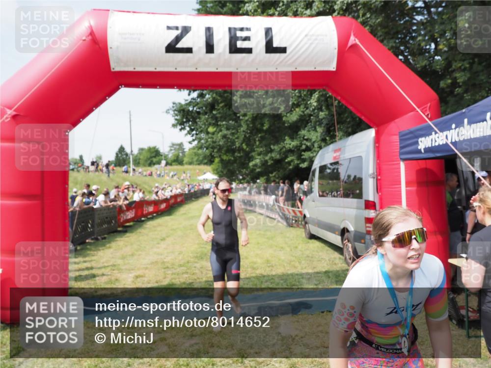 21.06.2025 - 27. Vierlanden-Triathlon MichiJ http://msf.ph/oto/8014652 15.06.2026 11:31:20 Ziel 180, 597, 605 meine-sportfotos.de