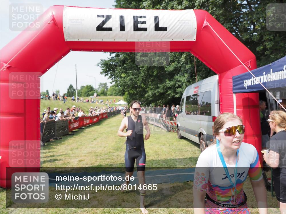 21.06.2025 - 27. Vierlanden-Triathlon MichiJ http://msf.ph/oto/8014665 15.06.2026 11:31:20 Ziel 180, 597, 605 meine-sportfotos.de