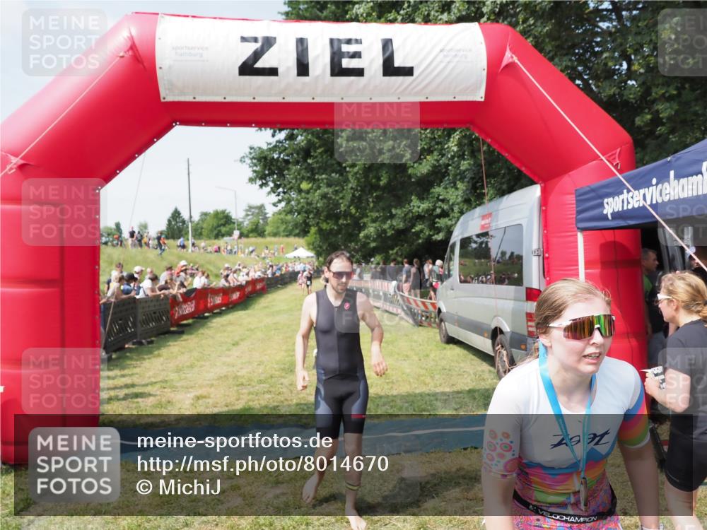 21.06.2025 - 27. Vierlanden-Triathlon MichiJ http://msf.ph/oto/8014670 15.06.2026 11:31:20 Ziel 180, 597, 605 meine-sportfotos.de