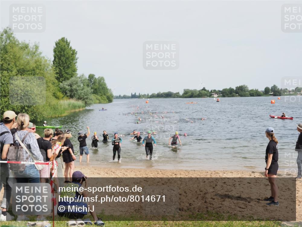 21.06.2025 - 27. Vierlanden-Triathlon MichiJ http://msf.ph/oto/8014671 15.06.2026 10:16:11 Schwimmen 445, 489, 611 meine-sportfotos.de