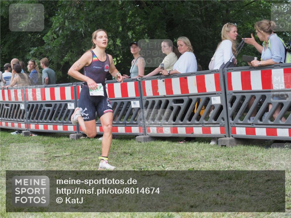 21.06.2025 - 27. Vierlanden-Triathlon KatJ http://msf.ph/oto/8014674 15.06.2025 13:12:40 Ziel 81, 934 meine-sportfotos.de