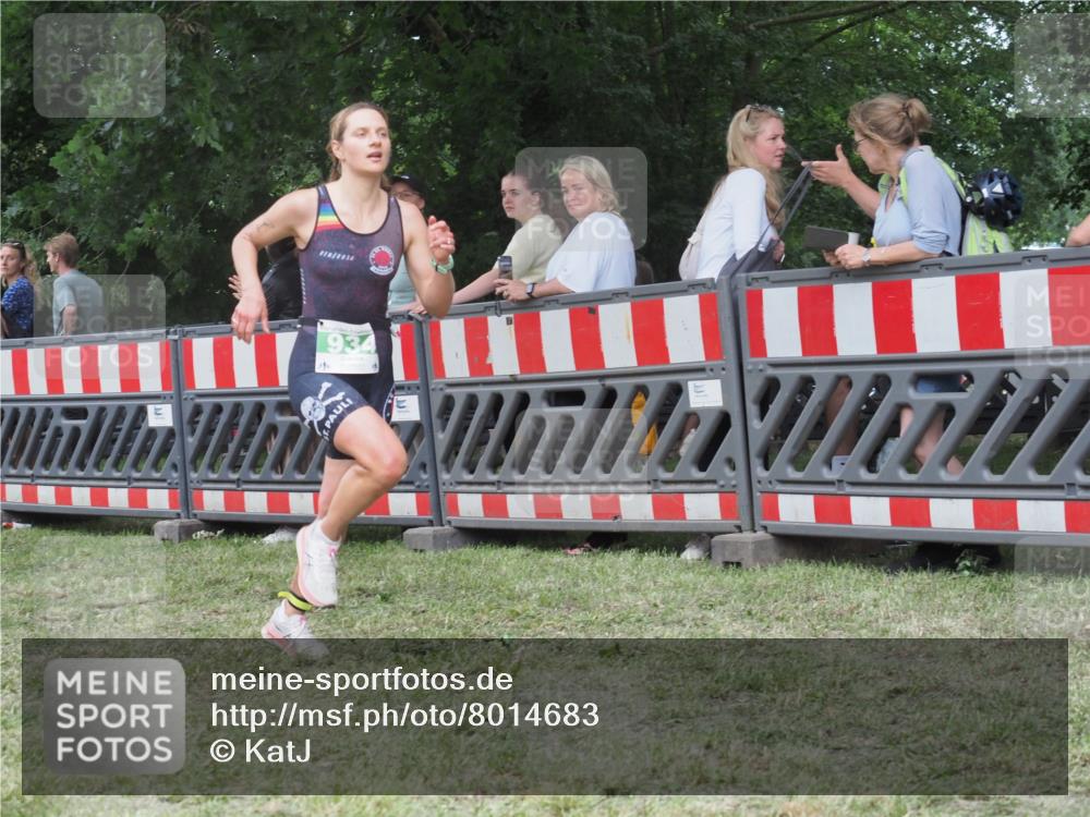 21.06.2025 - 27. Vierlanden-Triathlon KatJ http://msf.ph/oto/8014683 15.06.2025 13:12:40 Ziel 81, 934 meine-sportfotos.de