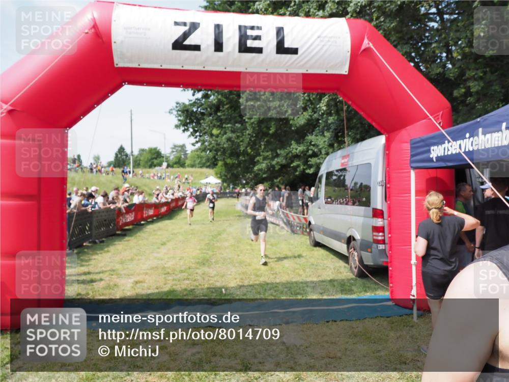21.06.2025 - 27. Vierlanden-Triathlon MichiJ http://msf.ph/oto/8014709 15.06.2026 11:31:23 Ziel 180, 597 meine-sportfotos.de