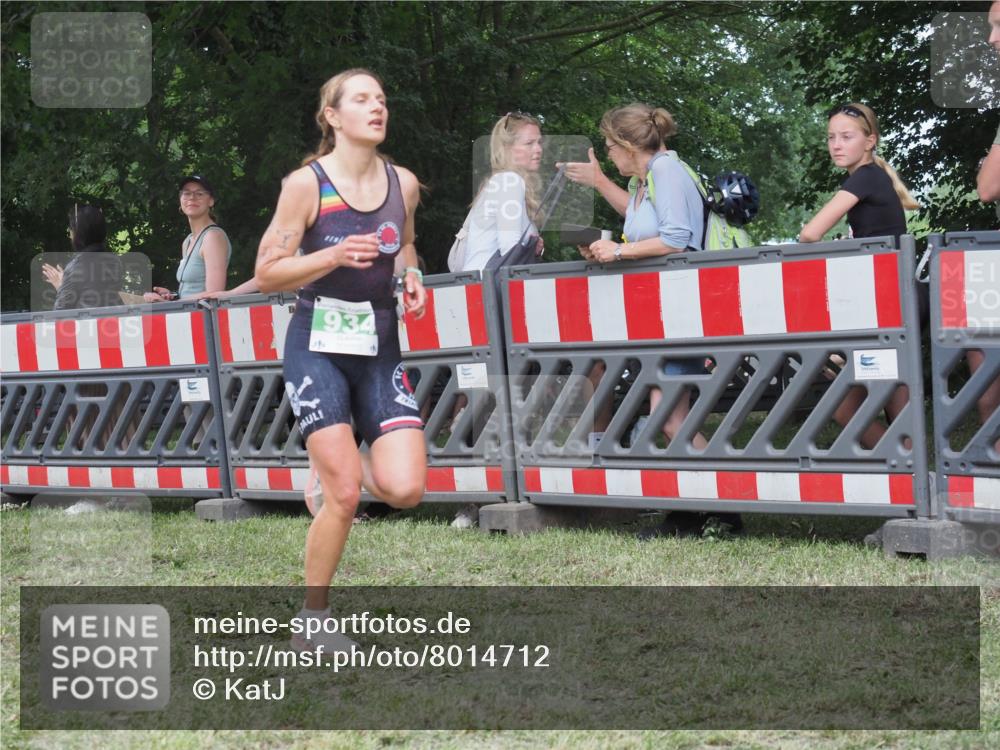 21.06.2025 - 27. Vierlanden-Triathlon KatJ http://msf.ph/oto/8014712 15.06.2025 13:12:40 Ziel 81, 934 meine-sportfotos.de