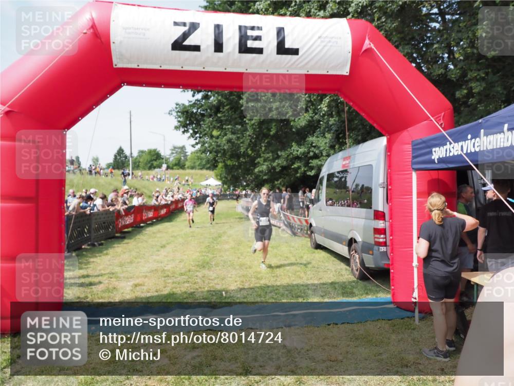 21.06.2025 - 27. Vierlanden-Triathlon MichiJ http://msf.ph/oto/8014724 15.06.2026 11:31:23 Ziel 180, 597 meine-sportfotos.de