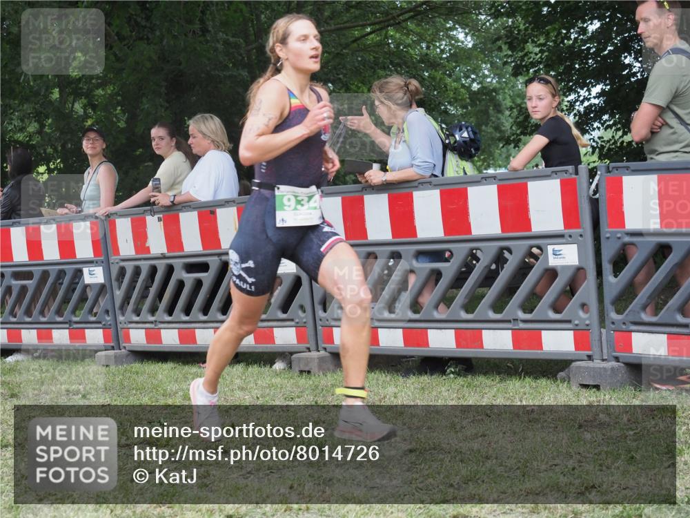 21.06.2025 - 27. Vierlanden-Triathlon KatJ http://msf.ph/oto/8014726 15.06.2025 13:12:40 Ziel 81, 934 meine-sportfotos.de