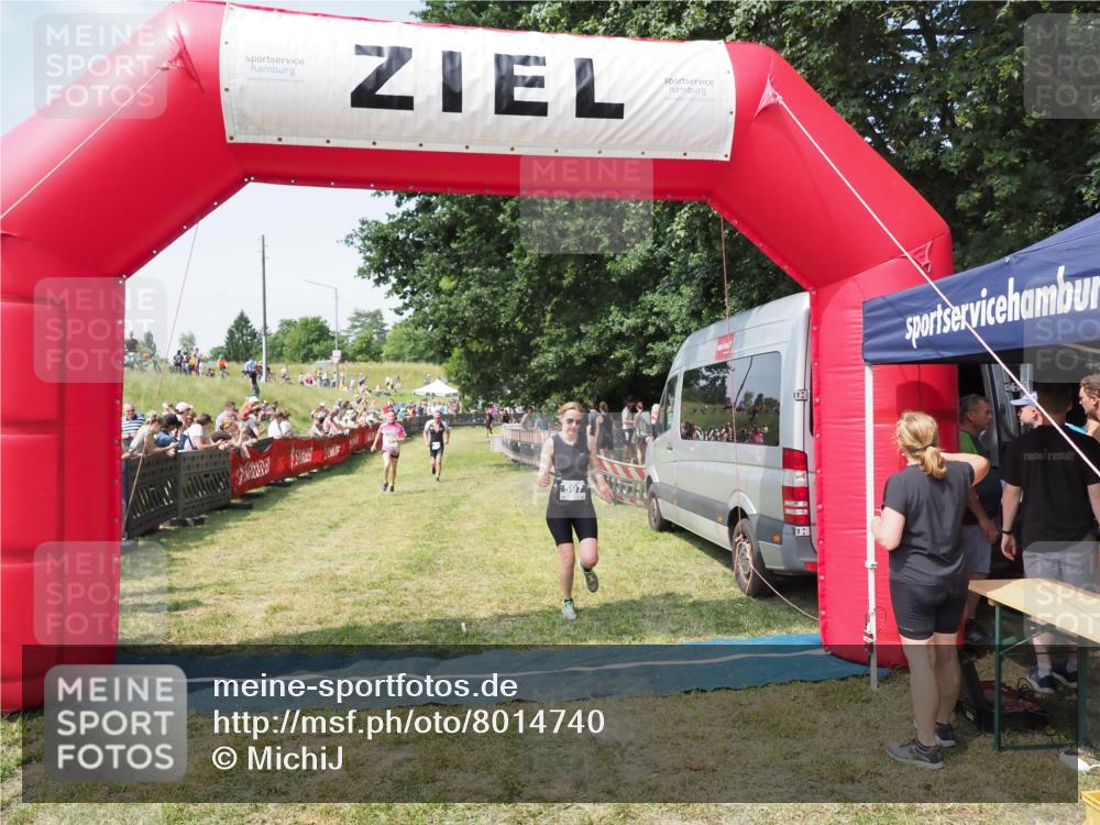 21.06.2025 - 27. Vierlanden-Triathlon MichiJ http://msf.ph/oto/8014740 15.06.2026 11:31:23 Ziel 180, 597 meine-sportfotos.de