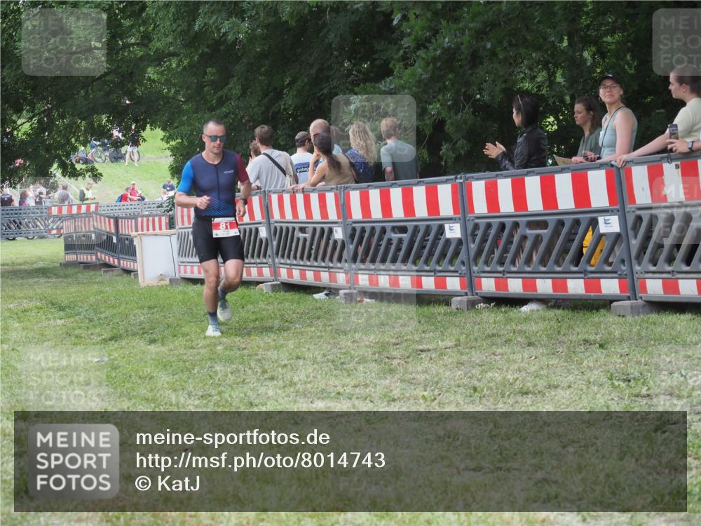 21.06.2025 - 27. Vierlanden-Triathlon KatJ http://msf.ph/oto/8014743 15.06.2025 13:12:42 Ziel 81 meine-sportfotos.de