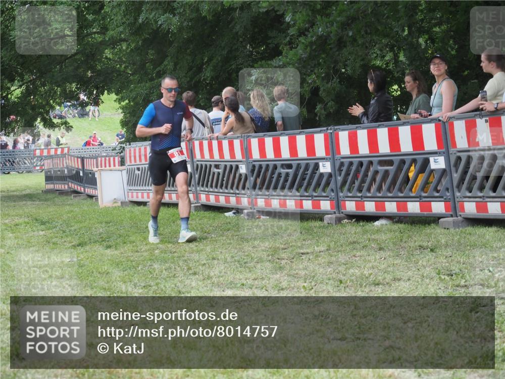 21.06.2025 - 27. Vierlanden-Triathlon KatJ http://msf.ph/oto/8014757 15.06.2025 13:12:42 Ziel 81 meine-sportfotos.de