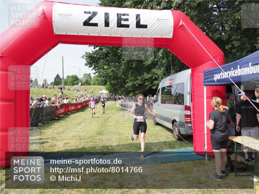 21.06.2025 - 27. Vierlanden-Triathlon MichiJ http://msf.ph/oto/8014766 15.06.2026 11:31:24 Ziel 180, 423, 597 meine-sportfotos.de
