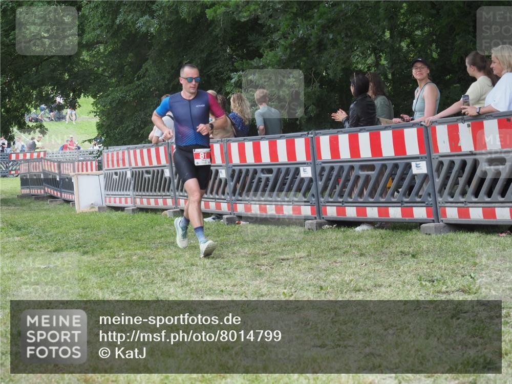 21.06.2025 - 27. Vierlanden-Triathlon KatJ http://msf.ph/oto/8014799 15.06.2025 13:12:43 Ziel 81 meine-sportfotos.de