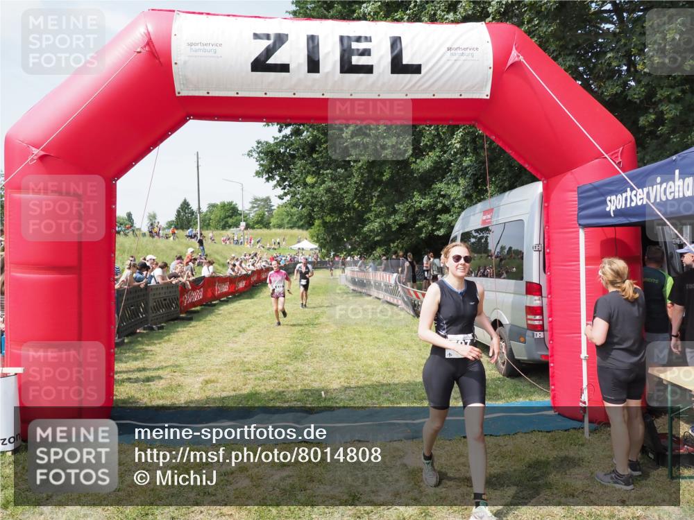 21.06.2025 - 27. Vierlanden-Triathlon MichiJ http://msf.ph/oto/8014808 15.06.2026 11:31:24 Ziel 180, 423, 597 meine-sportfotos.de