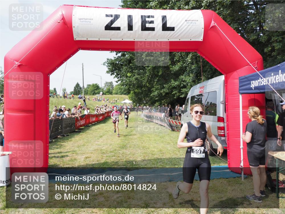 21.06.2025 - 27. Vierlanden-Triathlon MichiJ http://msf.ph/oto/8014824 15.06.2026 11:31:24 Ziel 180, 423, 597 meine-sportfotos.de