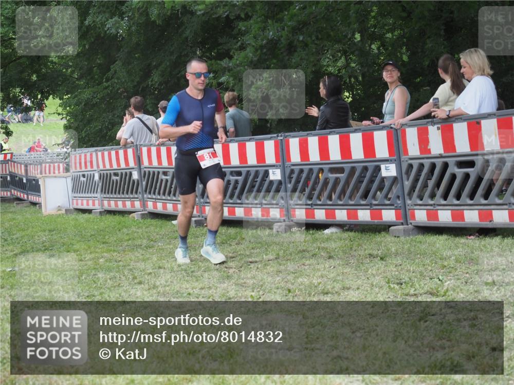 21.06.2025 - 27. Vierlanden-Triathlon KatJ http://msf.ph/oto/8014832 15.06.2025 13:12:43 Ziel 81 meine-sportfotos.de