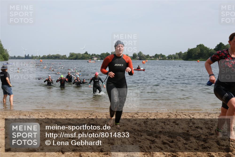 15.06.2025 - 27. Vierlanden-Triathlon Lena Gebhardt http://msf.ph/oto/8014833 15.06.2025 10:14:44 Schwimmen 476, 546, 559, 593, 608, 609, 615, 1397 meine-sportfotos.de