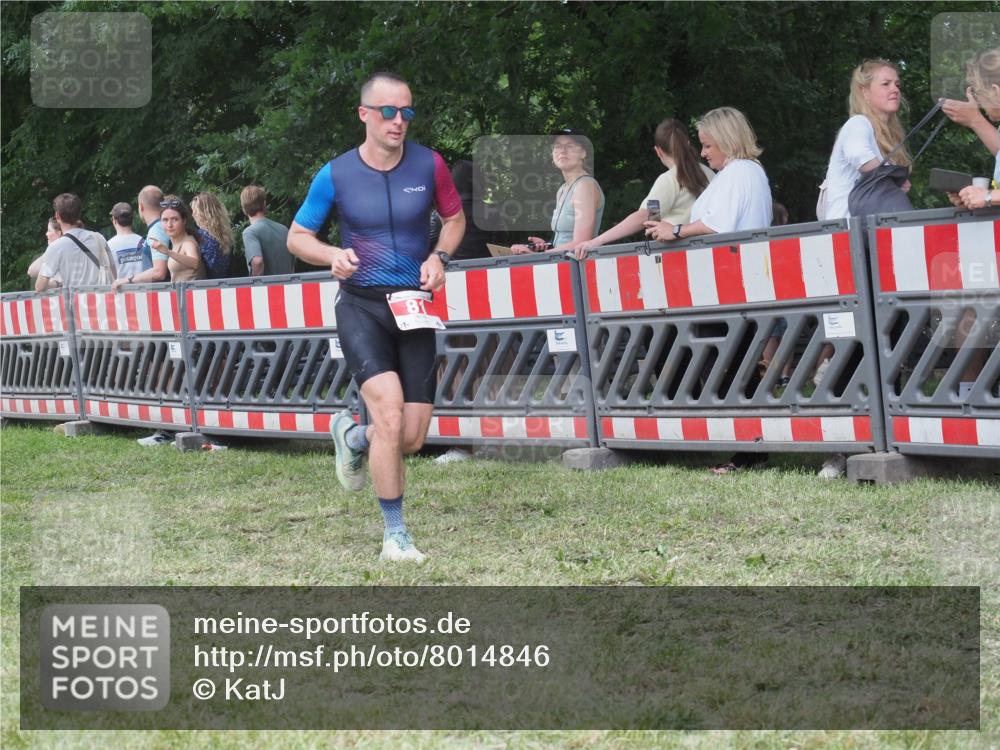 21.06.2025 - 27. Vierlanden-Triathlon KatJ http://msf.ph/oto/8014846 15.06.2025 13:12:43 Ziel 81 meine-sportfotos.de