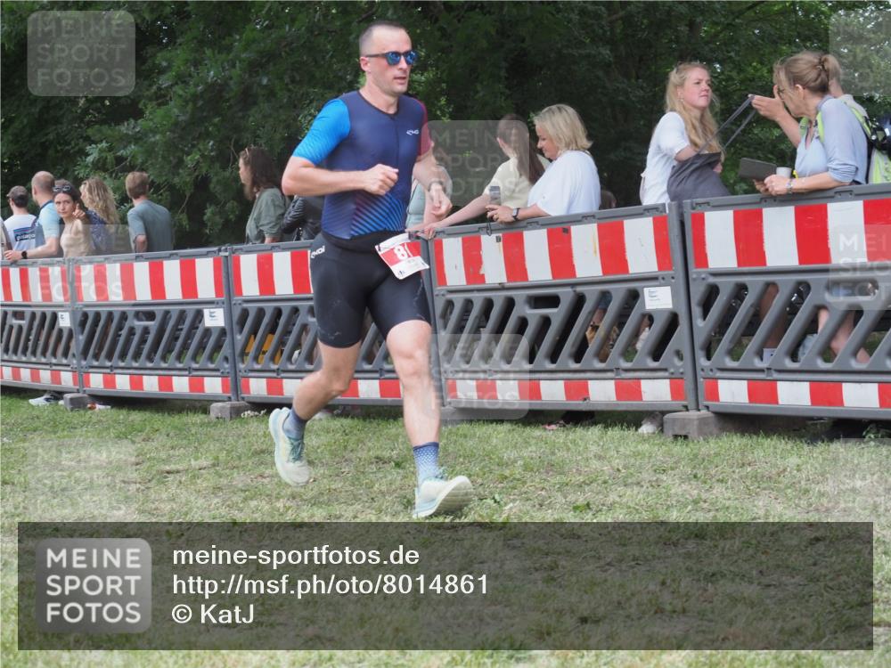21.06.2025 - 27. Vierlanden-Triathlon KatJ http://msf.ph/oto/8014861 15.06.2025 13:12:44 Ziel 81 meine-sportfotos.de