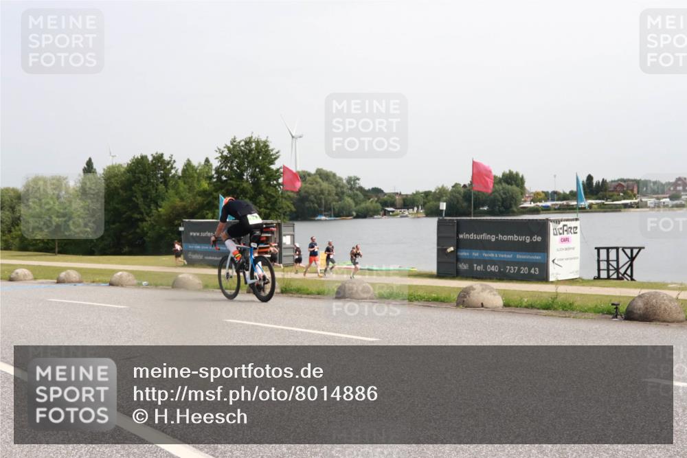 15.06.2025 - 27. Vierlanden-Triathlon H.Heesch http://msf.ph/oto/8014886 15.06.2025 11:16:25 Radfahren 717, 794 meine-sportfotos.de