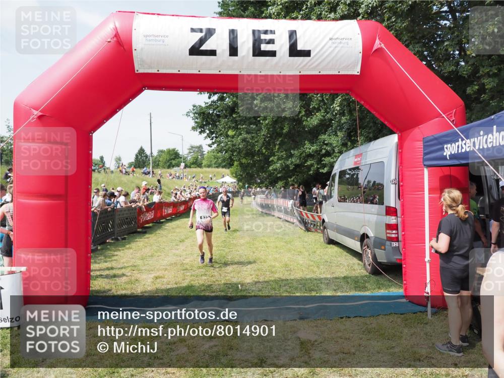21.06.2025 - 27. Vierlanden-Triathlon MichiJ http://msf.ph/oto/8014901 15.06.2026 11:31:25 Ziel 180, 423, 597 meine-sportfotos.de