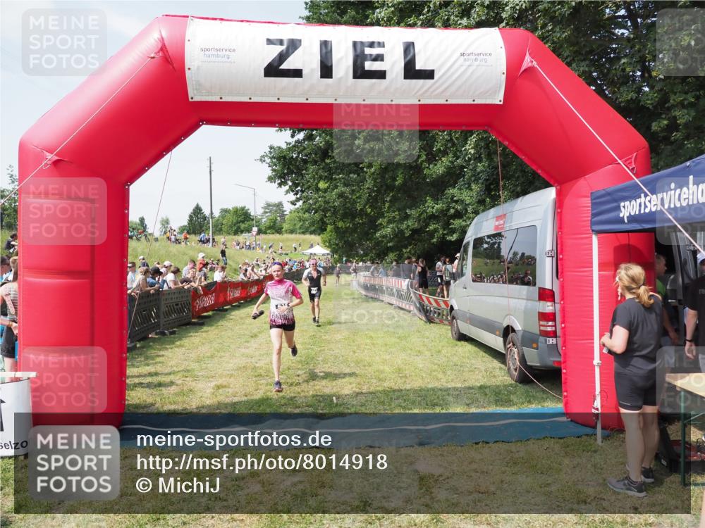 21.06.2025 - 27. Vierlanden-Triathlon MichiJ http://msf.ph/oto/8014918 15.06.2026 11:31:25 Ziel 180, 423, 597 meine-sportfotos.de