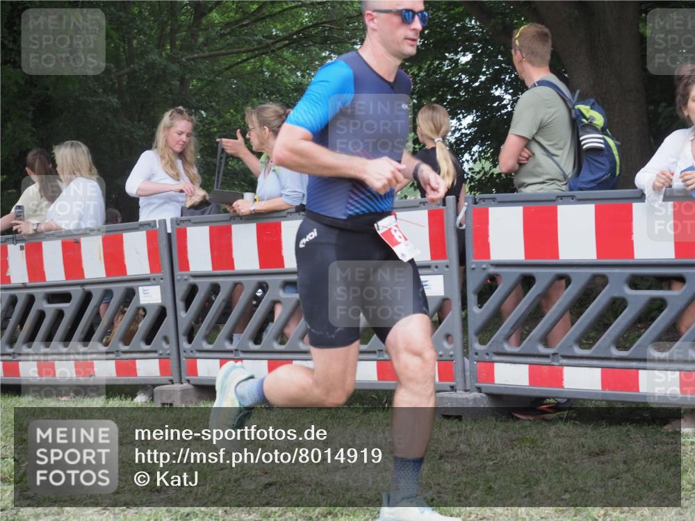 21.06.2025 - 27. Vierlanden-Triathlon KatJ http://msf.ph/oto/8014919 15.06.2025 13:12:44 Ziel 81 meine-sportfotos.de