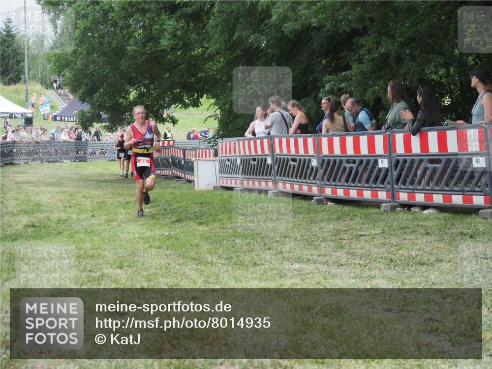 21.06.2025 - 27. Vierlanden-Triathlon KatJ http://msf.ph/oto/8014935 15.06.2025 13:13:07 Ziel 49, 677 meine-sportfotos.de