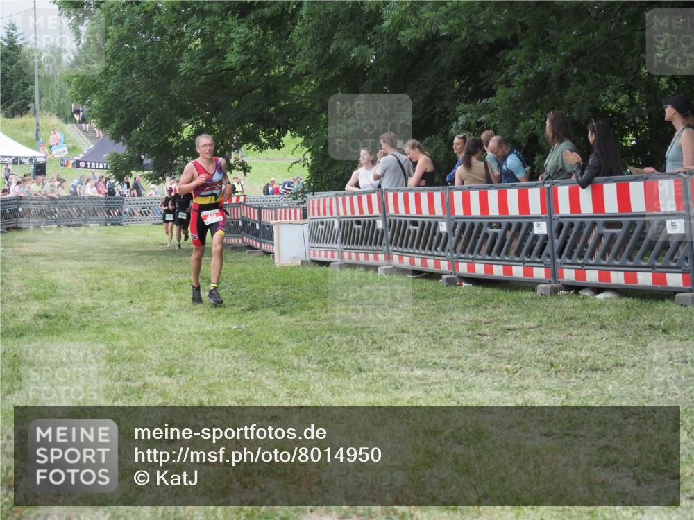21.06.2025 - 27. Vierlanden-Triathlon KatJ http://msf.ph/oto/8014950 15.06.2025 13:13:07 Ziel 49, 677 meine-sportfotos.de