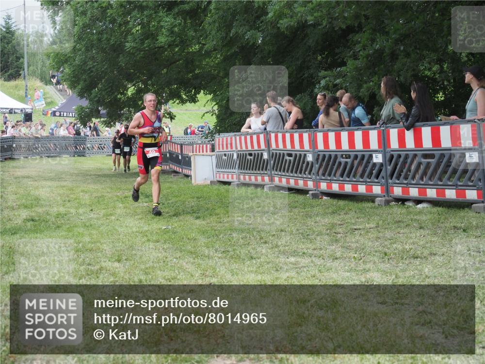 21.06.2025 - 27. Vierlanden-Triathlon KatJ http://msf.ph/oto/8014965 15.06.2025 13:13:07 Ziel 49, 677 meine-sportfotos.de