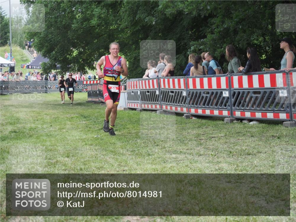 21.06.2025 - 27. Vierlanden-Triathlon KatJ http://msf.ph/oto/8014981 15.06.2025 13:13:08 Ziel 49, 677 meine-sportfotos.de