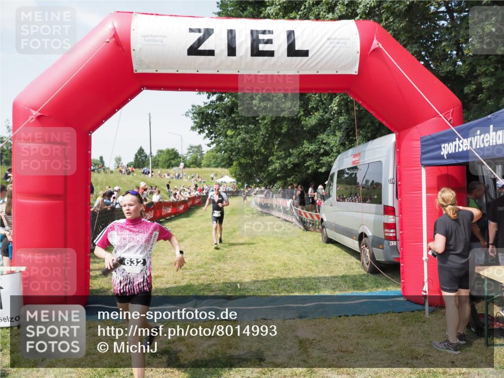 21.06.2025 - 27. Vierlanden-Triathlon MichiJ http://msf.ph/oto/8014993 15.06.2026 11:31:26 Ziel 180, 423, 597 meine-sportfotos.de