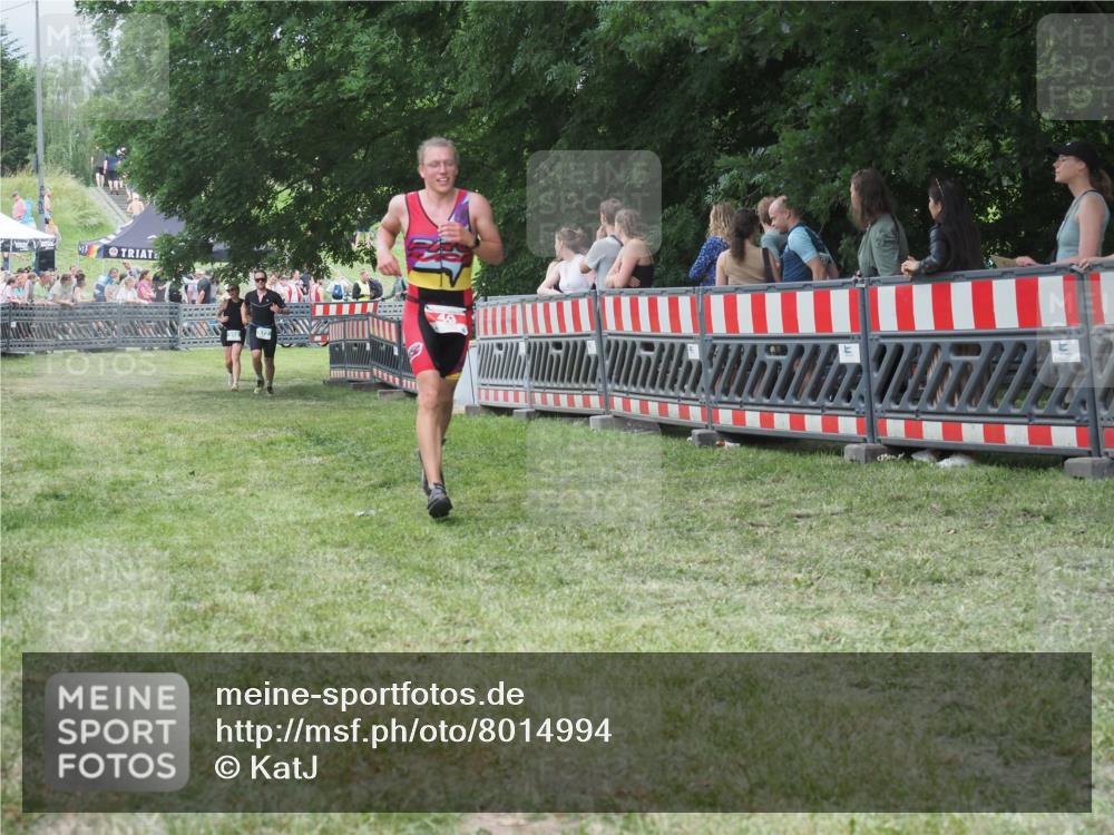21.06.2025 - 27. Vierlanden-Triathlon KatJ http://msf.ph/oto/8014994 15.06.2025 13:13:08 Ziel 49, 677 meine-sportfotos.de