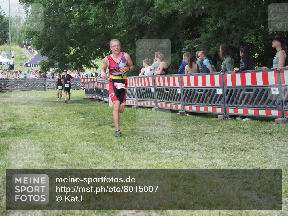 21.06.2025 - 27. Vierlanden-Triathlon KatJ http://msf.ph/oto/8015007 15.06.2025 13:13:08 Ziel 49, 677 meine-sportfotos.de