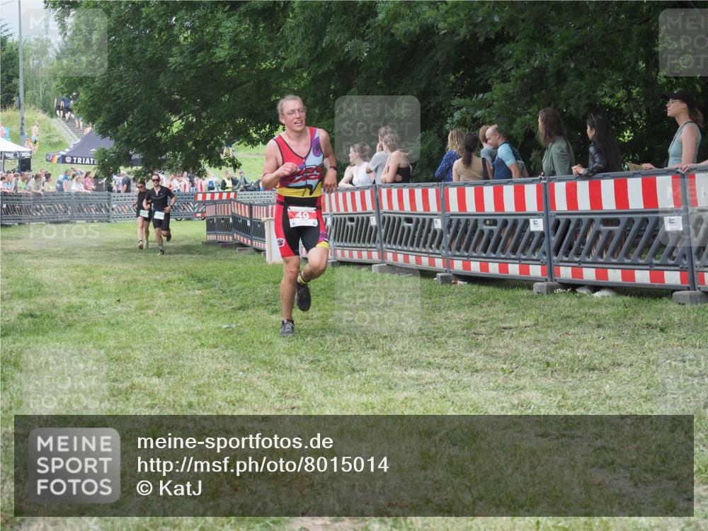 21.06.2025 - 27. Vierlanden-Triathlon KatJ http://msf.ph/oto/8015014 15.06.2025 13:13:08 Ziel 49, 677 meine-sportfotos.de