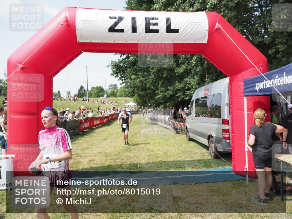 21.06.2025 - 27. Vierlanden-Triathlon MichiJ http://msf.ph/oto/8015019 15.06.2026 11:31:27 Ziel 423, 597 meine-sportfotos.de