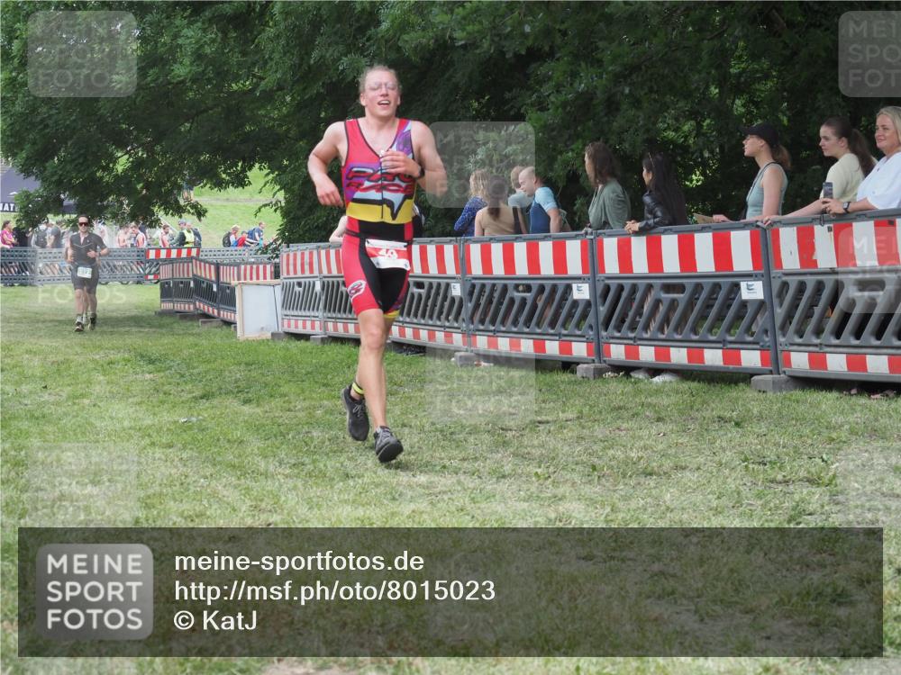 21.06.2025 - 27. Vierlanden-Triathlon KatJ http://msf.ph/oto/8015023 15.06.2025 13:13:09 Ziel 49, 677 meine-sportfotos.de
