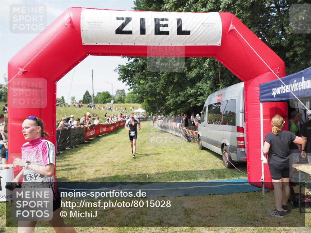 21.06.2025 - 27. Vierlanden-Triathlon MichiJ http://msf.ph/oto/8015028 15.06.2026 11:31:27 Ziel 423, 597 meine-sportfotos.de