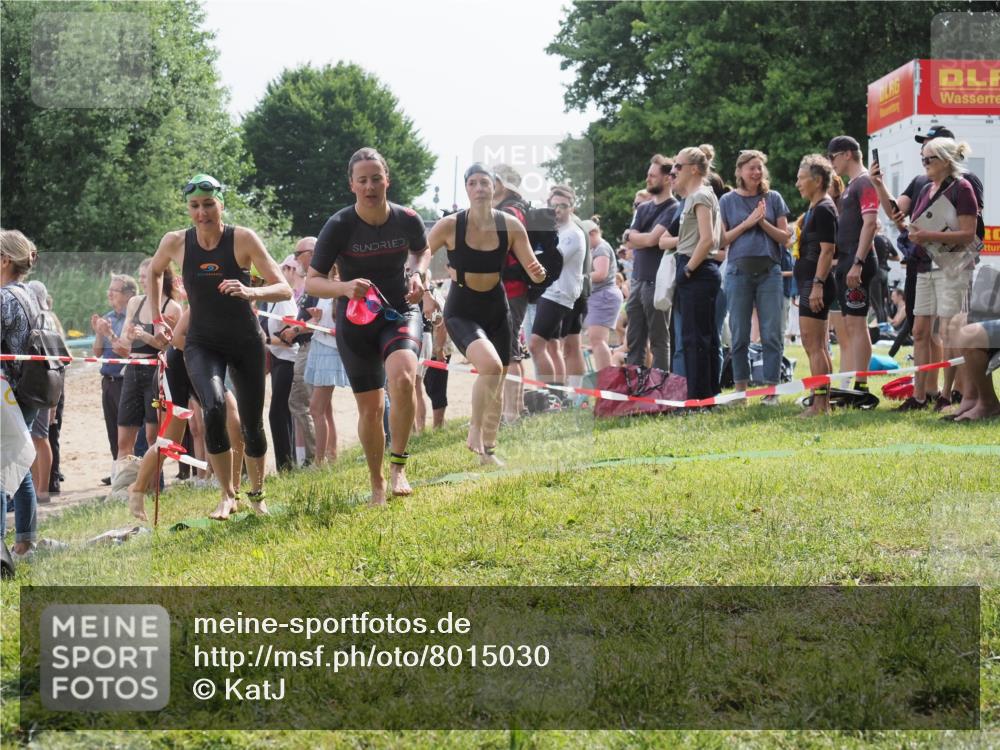 15.06.2025 - 27. Vierlanden-Triathlon KatJ http://msf.ph/oto/8015030 15.06.2025 10:15:25 Schwimmen 507, 542, 554, 555, 579, 613, 631 meine-sportfotos.de