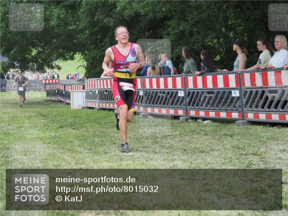 21.06.2025 - 27. Vierlanden-Triathlon KatJ http://msf.ph/oto/8015032 15.06.2025 13:13:09 Ziel 49, 677 meine-sportfotos.de