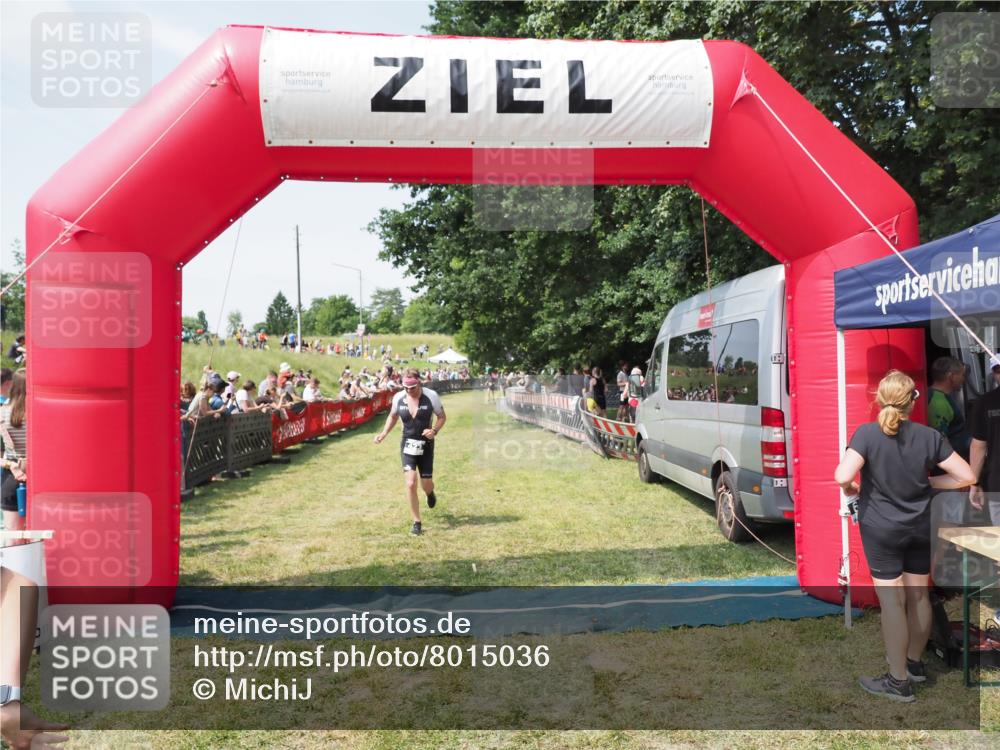 21.06.2025 - 27. Vierlanden-Triathlon MichiJ http://msf.ph/oto/8015036 15.06.2026 11:31:27 Ziel 423, 597 meine-sportfotos.de