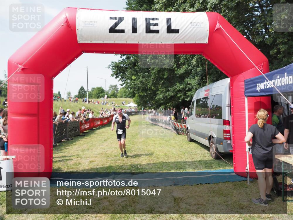 21.06.2025 - 27. Vierlanden-Triathlon MichiJ http://msf.ph/oto/8015047 15.06.2026 11:31:27 Ziel 423, 597 meine-sportfotos.de