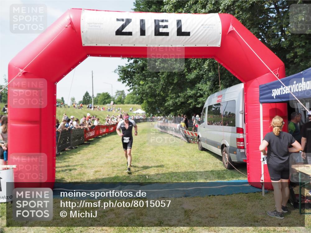 21.06.2025 - 27. Vierlanden-Triathlon MichiJ http://msf.ph/oto/8015057 15.06.2026 11:31:28 Ziel 423, 597 meine-sportfotos.de