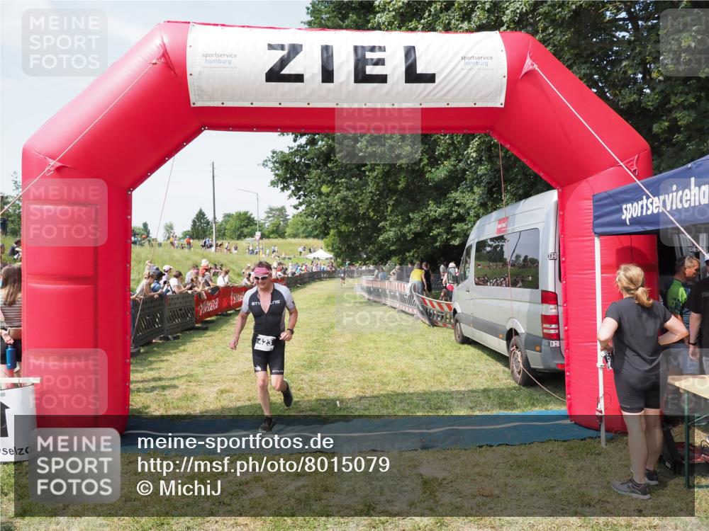 21.06.2025 - 27. Vierlanden-Triathlon MichiJ http://msf.ph/oto/8015079 15.06.2026 11:31:28 Ziel 423, 597 meine-sportfotos.de