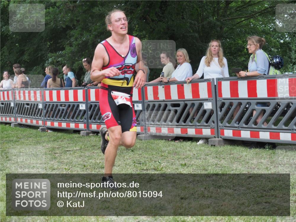 21.06.2025 - 27. Vierlanden-Triathlon KatJ http://msf.ph/oto/8015094 15.06.2025 13:13:10 Ziel 49, 677 meine-sportfotos.de