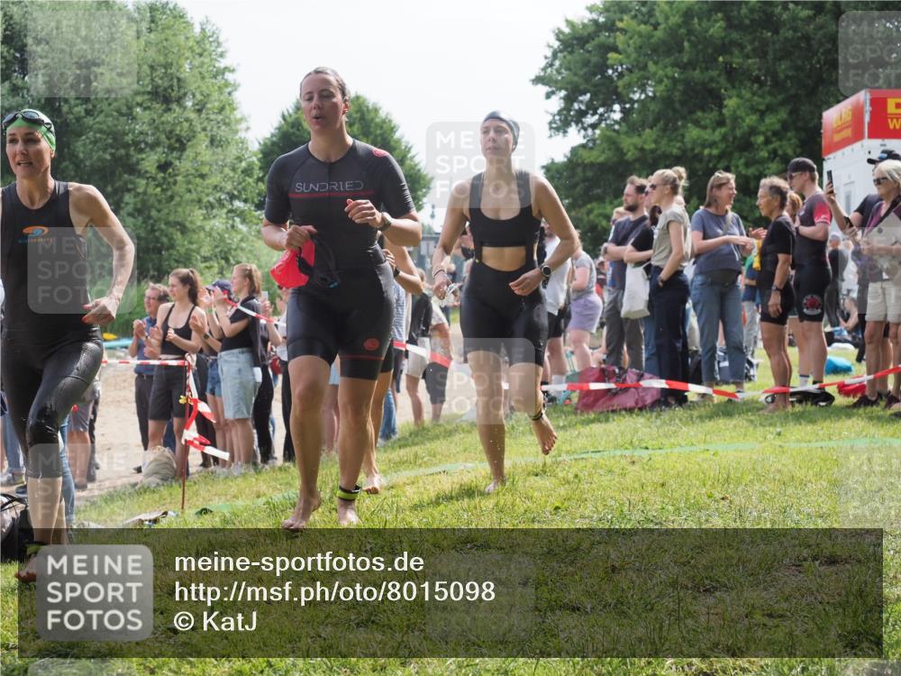 15.06.2025 - 27. Vierlanden-Triathlon KatJ http://msf.ph/oto/8015098 15.06.2025 10:15:26 Schwimmen 507, 542, 554, 555, 579, 613, 631 meine-sportfotos.de