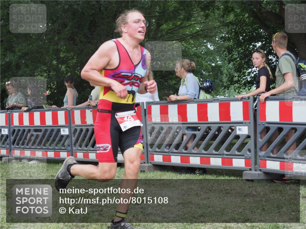 21.06.2025 - 27. Vierlanden-Triathlon KatJ http://msf.ph/oto/8015108 15.06.2025 13:13:10 Ziel 49, 677 meine-sportfotos.de